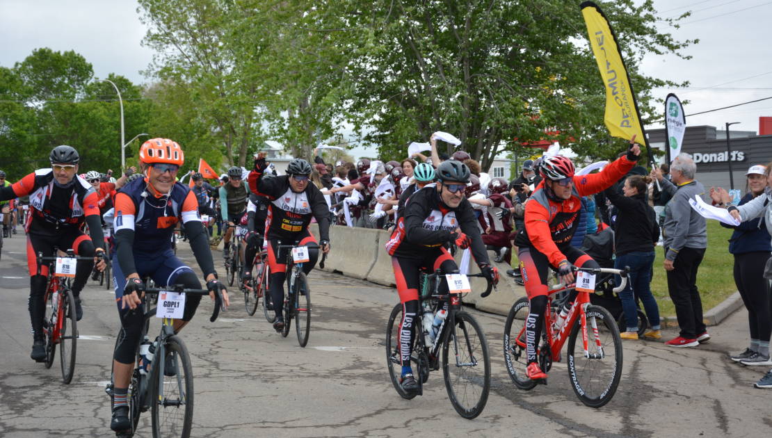 Les cyclistes au moment d'arriver à Montmagny. Il est possible de voir des membres de l'équipe Les Enfants d'coeur et Pierre Lavoie.