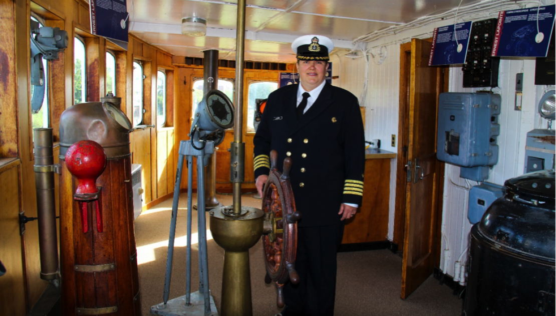 La capitaine Catherine Lacombe aux commandes du brise-glace Ernest Lapointe.