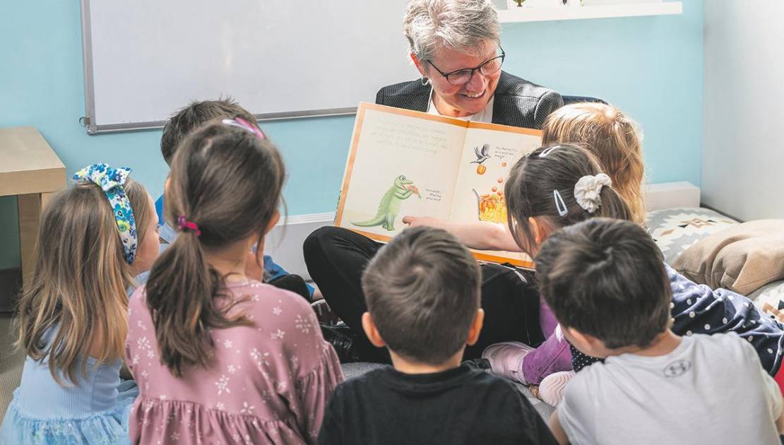 Une bénévole qui interagit avec des jeunes. Crédit photo : Myriam Quenneville.