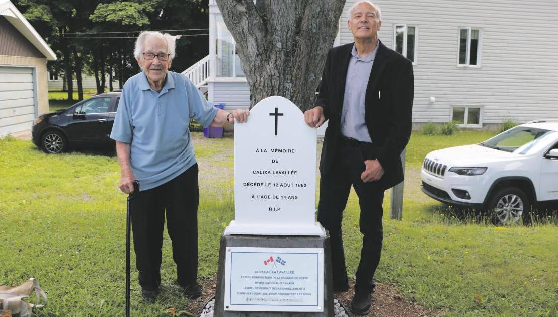 Raymond St-Pierre et Robert Roy lors de l’inauguration du monument.