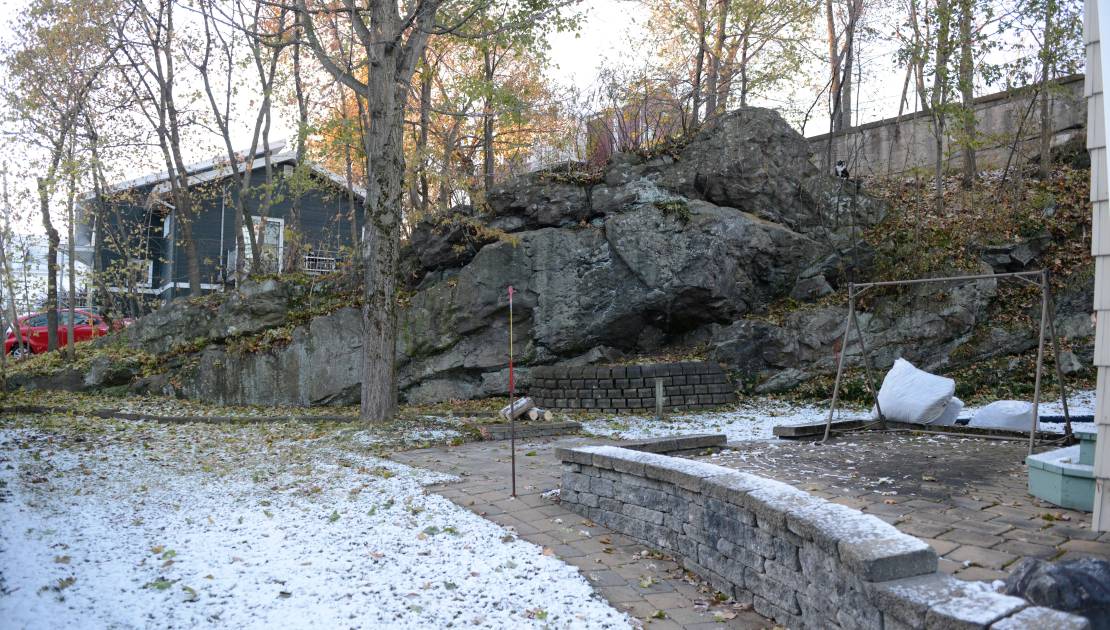 Un combat entre les Vikings et les Indiens aurait eu lieu sur cette roche derrière une maison de l’Avenue du Moulin à Montmagny. Crédit photo : Jean Beaulieu.