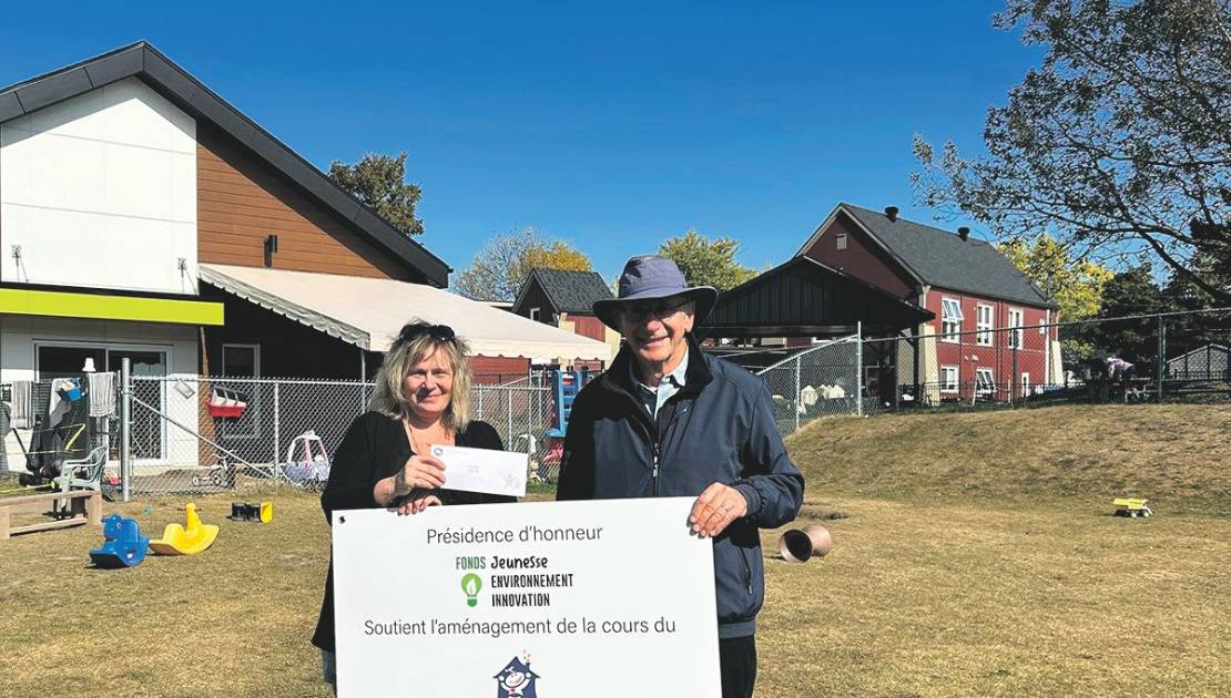 Diane Caron, directrice générale du CPE Enfant-Bonheur, et Simon Caron, membre du comité de gestion et représentant de la Fondation Richelieu. (Photo de courtoisie)