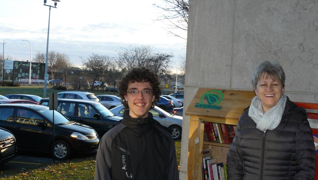 Olivier Therrien et Marcelle Jean devant la boîte à livres.
