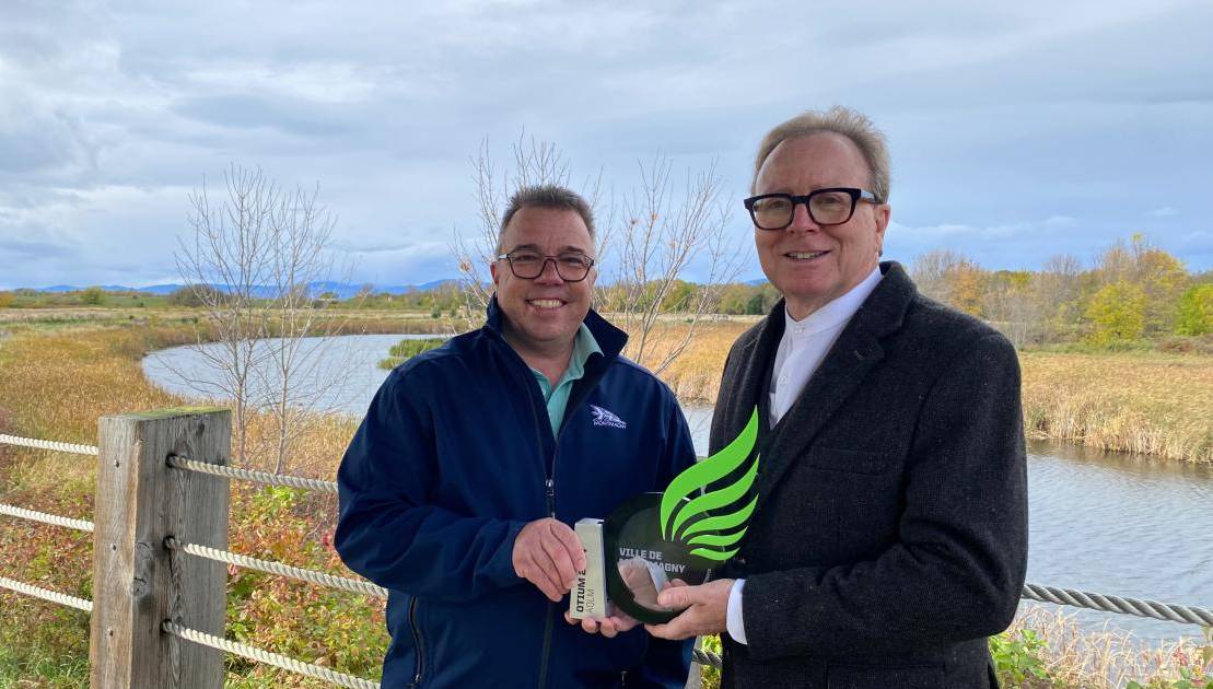 Marc Laurin, maire de la Ville de Montmagny, et Jean-François Roy, directeur du Service des loisirs, de la culture et de la vie communautaire, avec le trophée Otium remis par l’Association québécoise du loisir municipal. (Photo de courtoisie)