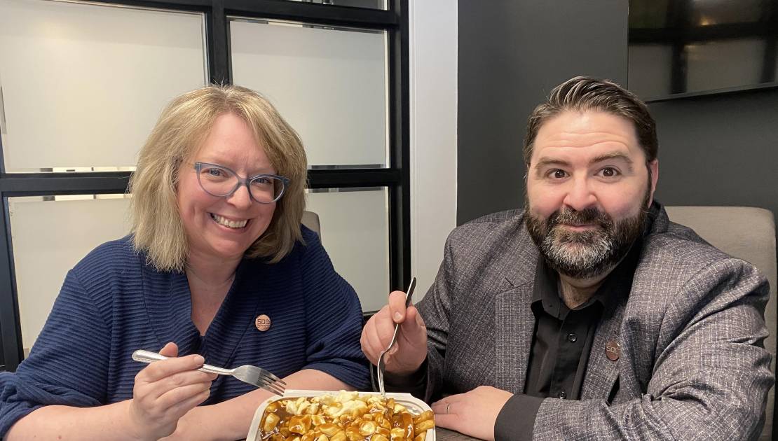 Marie-Eve Lamonde et Mathieu Sirois de la SDÉ de Montmagny dégustant une poutine classique. (Photo de courtoisie)