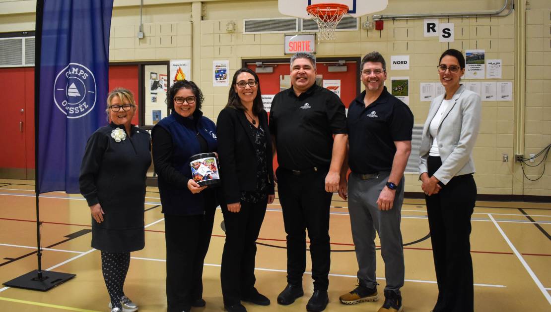Michelle Bernard, mairesse suppléante, Christine Talbot, bénévole, Émilie Têtu, directrice Fondation Camps Odyssée, Pierre Bouffard et Stéphane Lavoie, propriétaires Café bistro Au Coin du Monde, Manon Chouinard, directrice École St-Pie-X. (Crédit photo: Katy Desjardins)