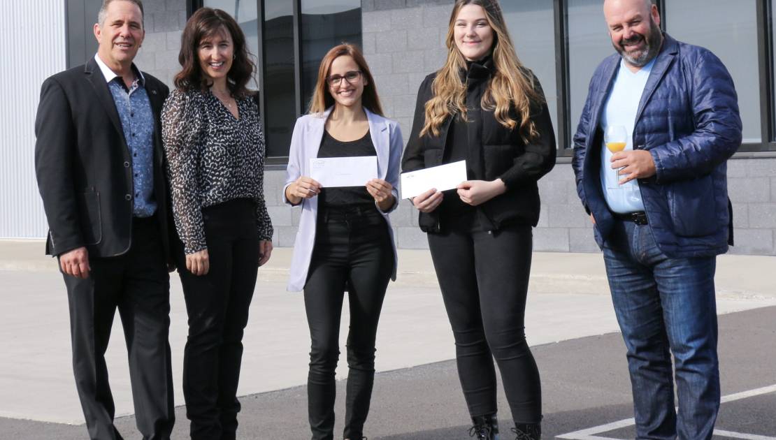 Sur la photo, de gauche à droite, Éric Bernard, Président du Groupe CRS, Sylvie Breton, Vice-présidente Finances du Groupe CRS, Catherine Laflamme, de Montmagny, première récipiendaire de la bourse d’études, Océane Moreau, de L’Islet, deuxième récipiendaire de la bourse d’études ainsi que Stéphane Dupont, animateur au FM 93 et porte-parole de l’Expert Carrossier Rive-Sud. (Crédit photo: L'Expert Carrossier Rive-Sud)