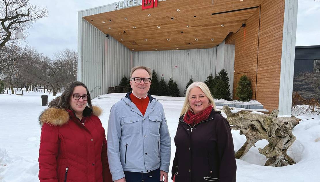 Le maire de Montmagny, Marc Laurin, entouré des directrices du Trait d’Union et de L’Ancre, Mélissa Boilard et Renée Hébert. (Photo de courtoisie)