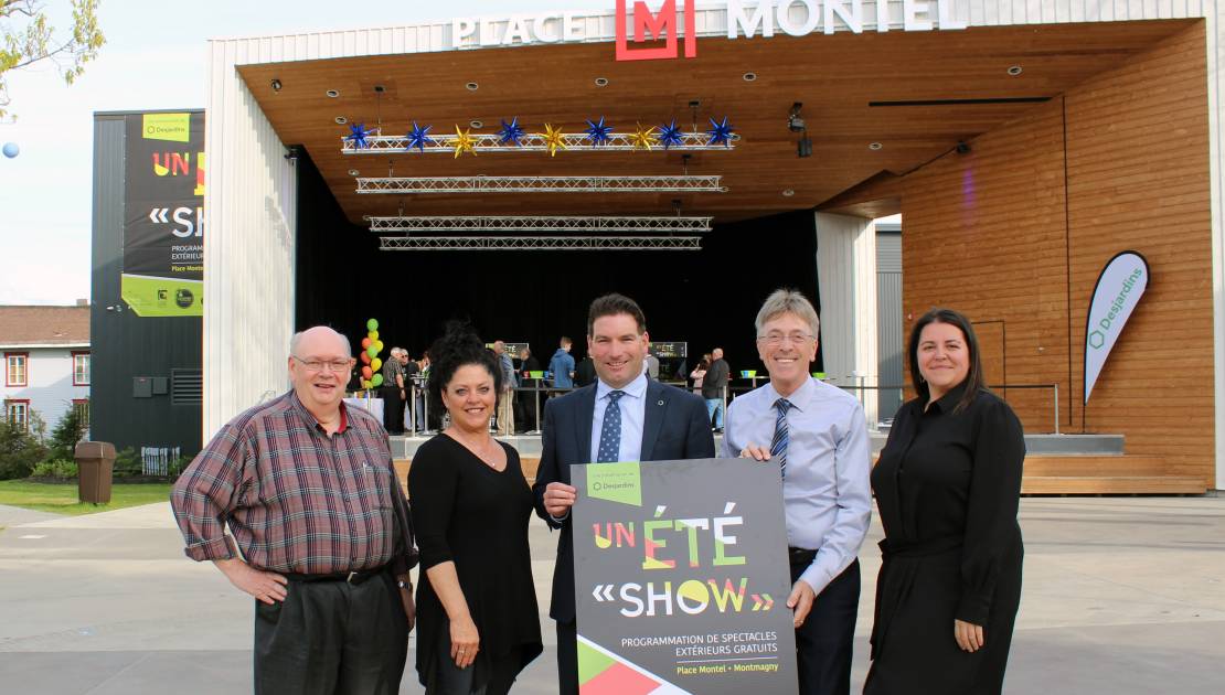 De gauche à droite, on aperçoit: Raynald Ouellet, Isabelle Normand, Steeve Ouellet, le maire Rémy Langevin et Cinthia Lamontagne.