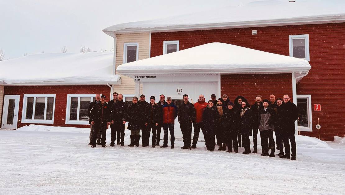 Une partie des employés lors du don à la Maison d’Hélène. (Photo de courtoisie)