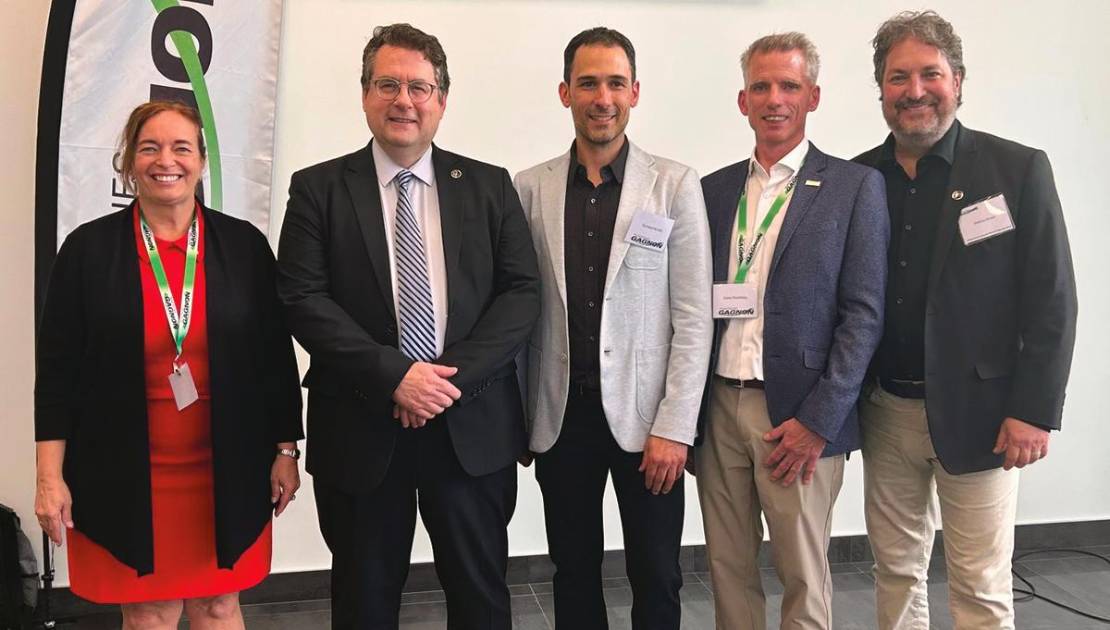 Isabelle Demers, conseillère à la ville de Lévis, Bernard Drainville, ministre de l’Éducation et député de Lévis, Guillaume Joly, directeur général de l’usine de Lévis. Dany Tremblay, Vp Plastiques Gagnon, et Mathieu Rivest, député de la Côte-du-Sud. (Photo de courtoisie)