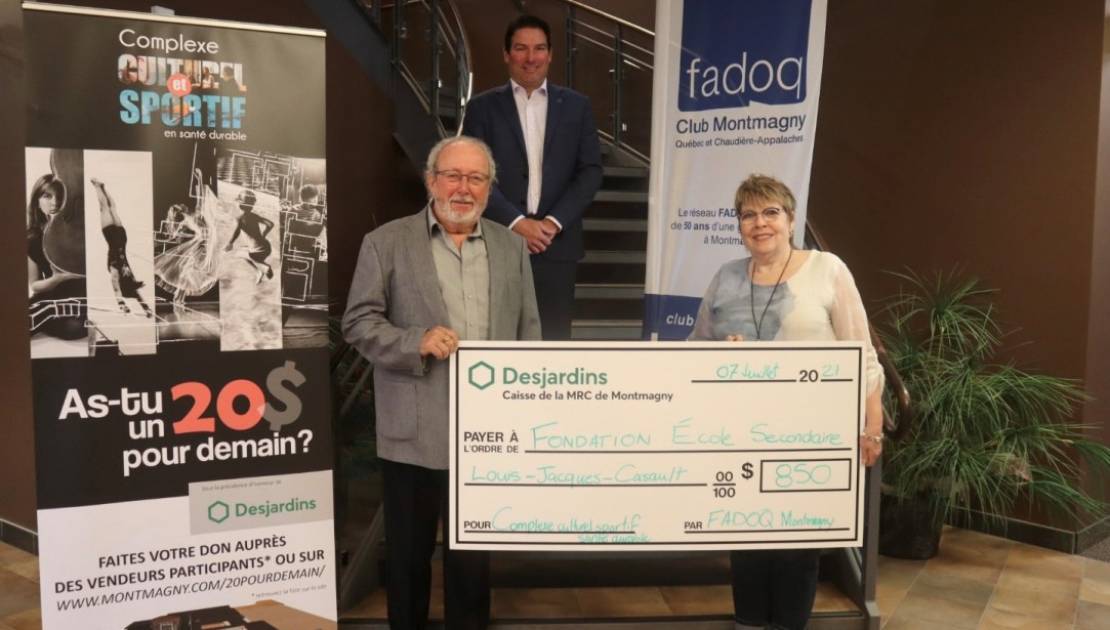 En bas de gauche à droite, M. Jean-Guy Desrosiers, directeur de la campagne de financement citoyenne, Mme Renée Grégoire, présidente du Club FADOQ Montmagny. En haut, M. Steeve Ouellet, directeur général de la Caisse Desjardins de la MRC de Montmagny et président d’honneur de la campagne de financement citoyenne (crédit : MRC de Montmagny.)