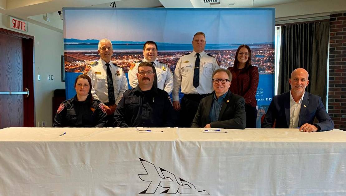 Les représentants des pompiers et de la Ville de Montmagny lors de la signature. (Photo de courtoisie)