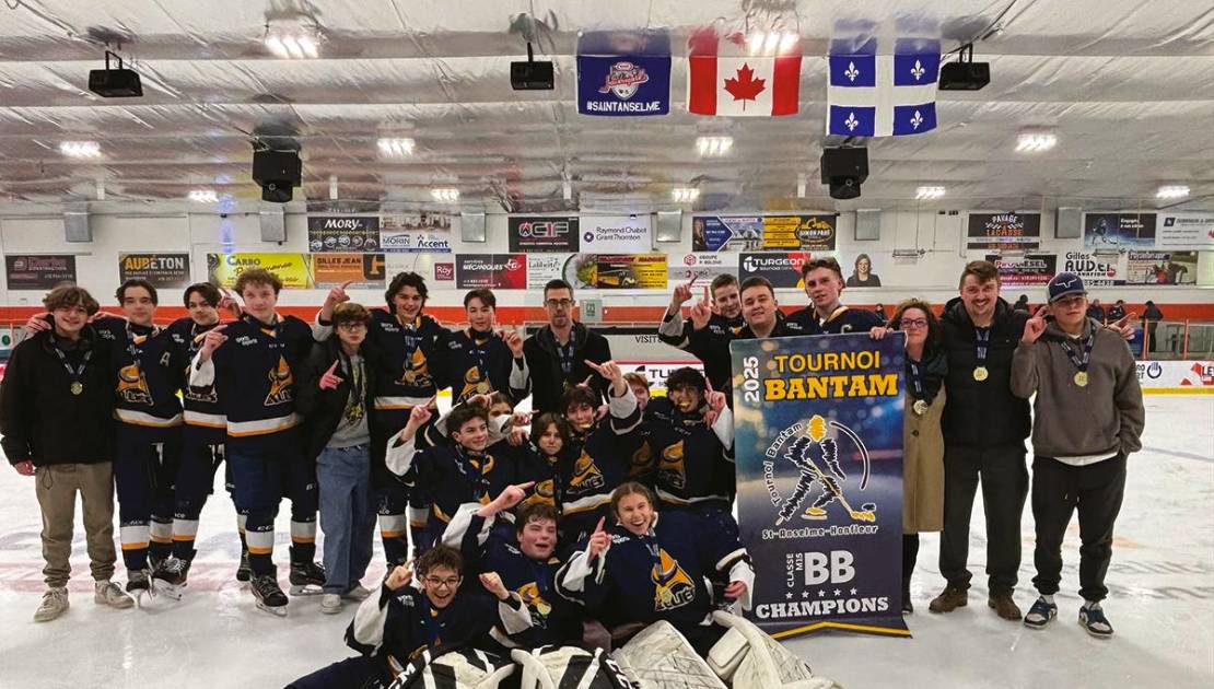 L’équipe vedette M15 BB des Alliés de Montmagny-L’Islet qui célèbre sa victoire.