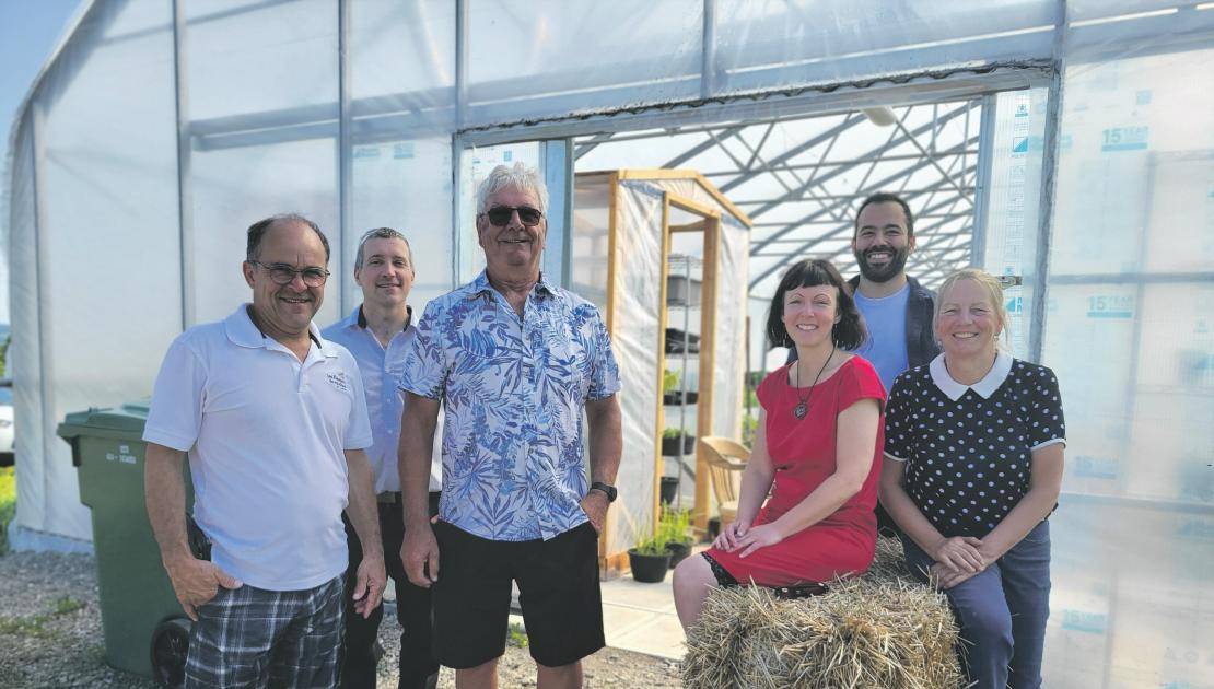 Alain Talbot, maire de Saint-Paul-de-Montminy, Gregory Boky, ingénieur au Fablab de Saint-Just, Donald Gilbert, maire de Saint-Just-de-Bretenières, Mélanie Pouliot et Tanios El Hayek, agents de développement territorial à la MRC de Montmagny et Marlène Lagacé, agronome à l’Atelier agricole. (Photo de courtoisie)