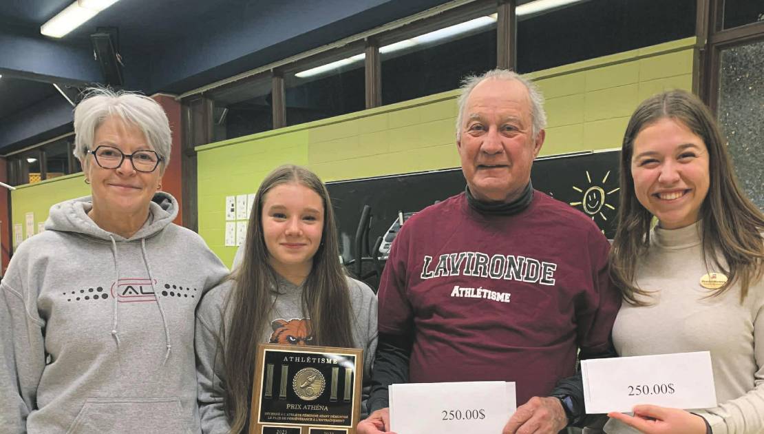 Nicole Rouleau, Coralie Canuel, Michel Lamarche et représentant la pharmacie Jean Coutu, et Béatrice Morency, copropriétaire. (Photo de courtoisie)