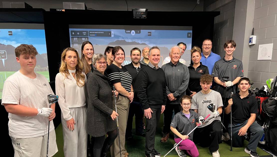 Les partenaires, membres de la direction et joueurs de golf des Grizzlys de l’École secondaire Louis-Jacques-Casault lors de l’inauguration des deux simulateurs de golf. Crédit photo : Édouard Bérubé.