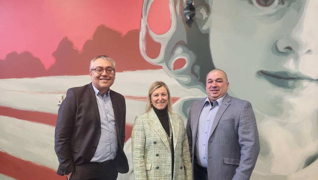 Sylvain Fauchon, directeur général chez Promutuel Assurance Côte-Sud, Rachel Bégin, directrice générale du Centre de services scolaire de la Côte-du-Sud et Frédéric Jean, préfet de la MRC de Montmagny. (Photo de courtoisie)