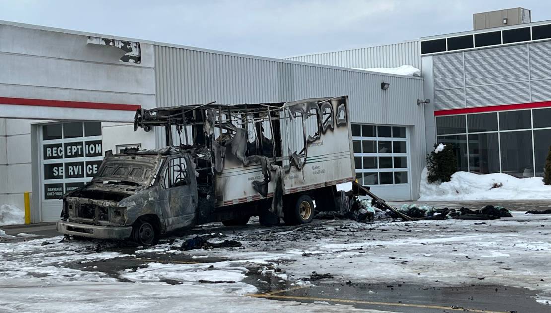 Un camion ravagé par les flammes au Honda Degiro de Montmagny