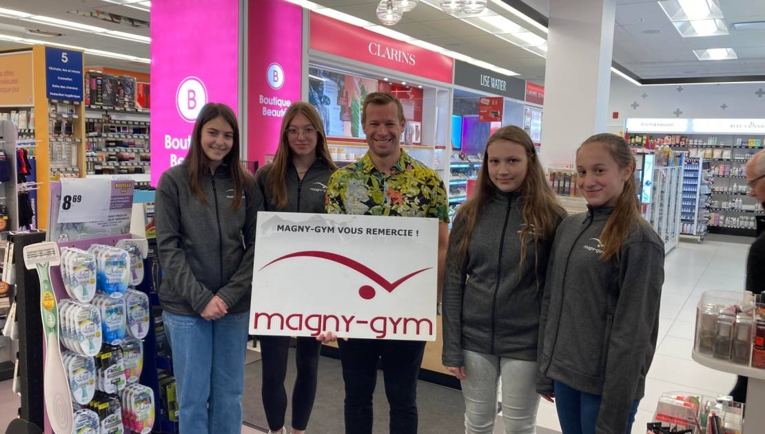 M. Lachance entouré de gymnastes de Magny-Gym. (Photo de courtoisie)