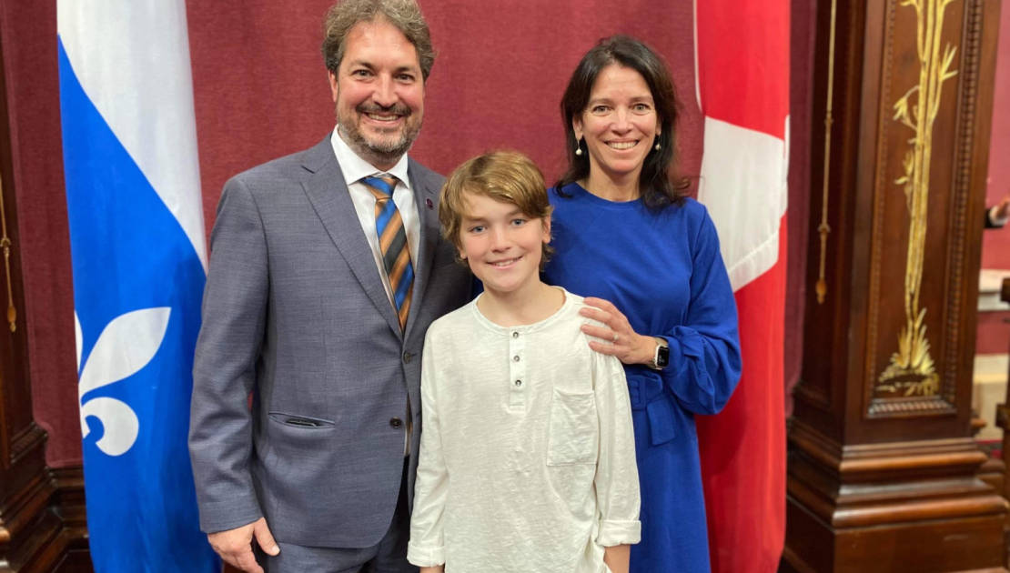 Le nouveau député, M. Mathieu Rivest, en compagnie de sa famille, Mme Annie Francoeur et son fils Charles. (Photo de courtoisie)
