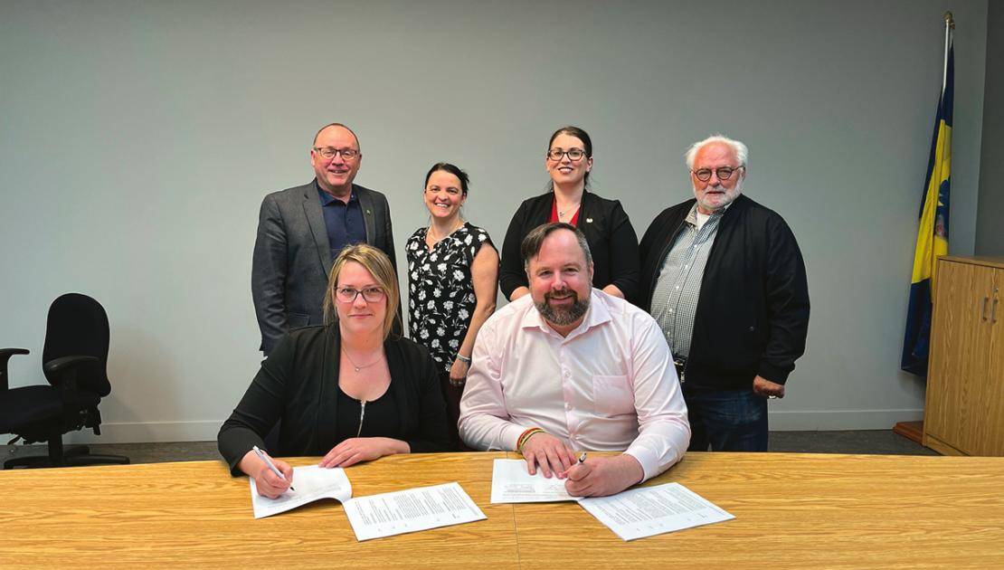 Devant, Daniel Gilbert, conseiller syndical, Mélanie Gamache, secrétaire de section, Sophie Boucher, directrice générale, Gaétan Bélanger, conseiller municipal. Devant, Bianca Thibault, directrice de section, et Jonathan Daigle, conseiller municipal. (Photo de courtoisie)