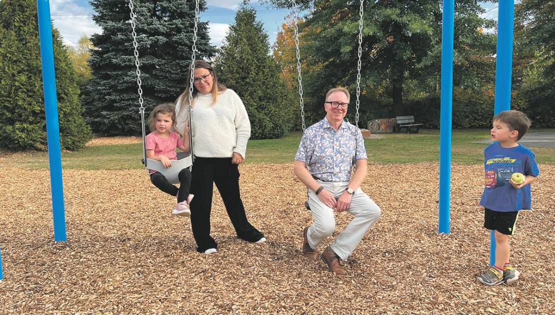 Celle qui a proposé le projet, Marie-Pier Coulombe, en compagnie du maire de Montmagny, Marc Laurin, sur les nouvelles balançoires du parc Tortillard. Crédit photo : Édouard Bérubé.