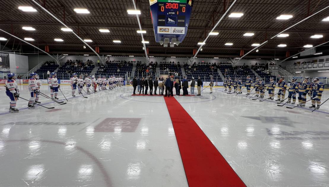 Il y a eu une cérémonie avant la rencontre pour souligner les partenaires du Décor Mercier. Crédit photo : Édouard Bérubé.