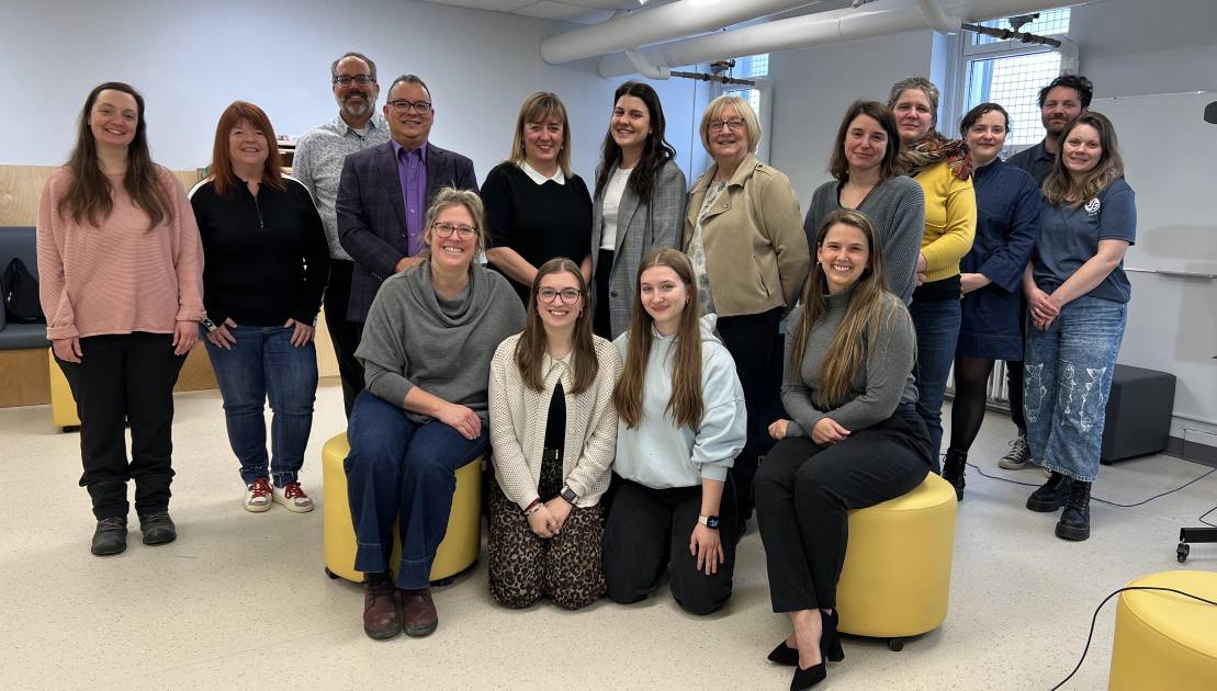 Les partenaires du projet en compagnie des deux élèves de secondaire 5 à l’école secondaire Bon Pasteur de L’Islet, Marion Matte et Mélodie Couillard. Crédit photo : Édouard Bérubé.