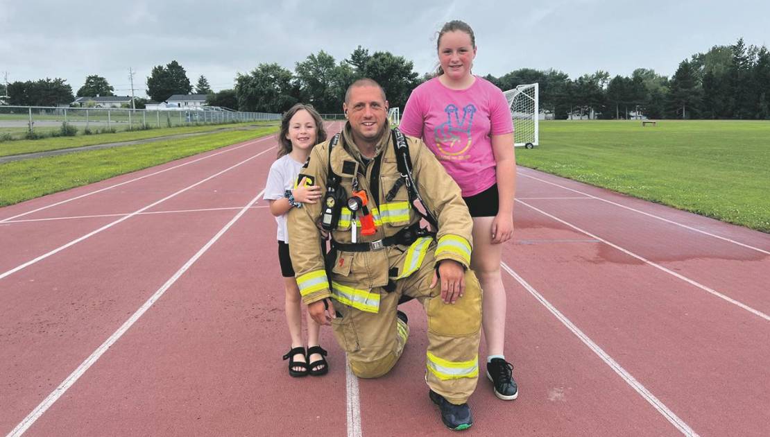 Bastien St-Pierre avec ses deux filles Laetie et Élia. Crédit photo : Édouard Bérubé.