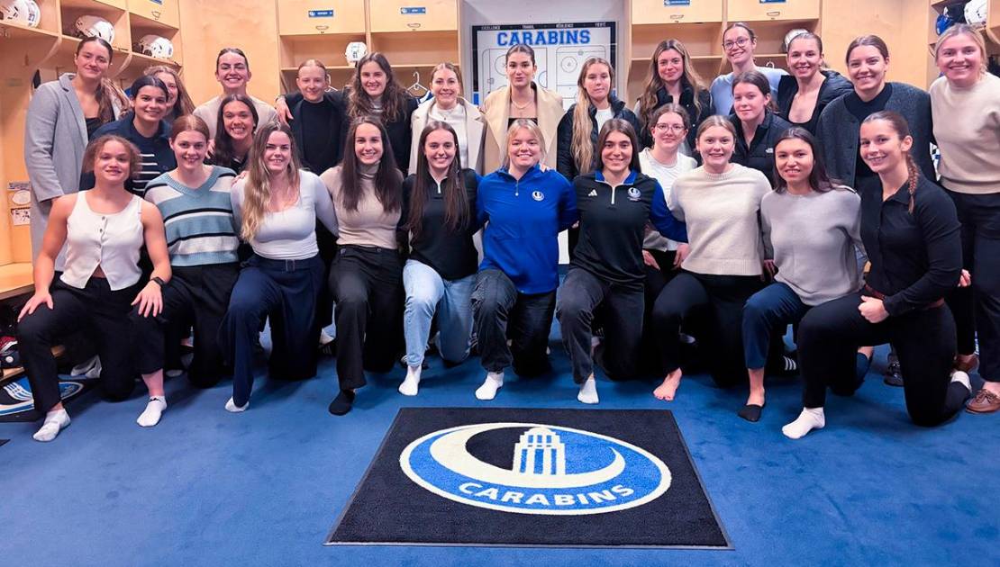 On peut apercevoir Laurie Vézina au milieu en bleu avec sa nouvelle équipe. Crédit photo : Les Carabins de l’Université de Montréal.