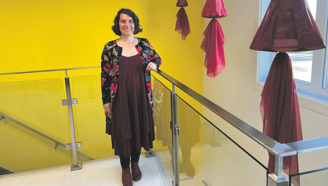 L’artiste Sandra Giasson-Cloutier avec son œuvre Les Muses. Crédit photo : Édouard Bérubé.