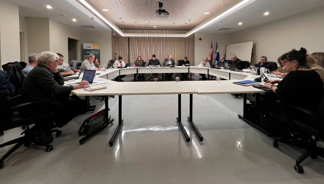 Le conseil de la MRC de L’Islet lors de la soirée du 26 novembre 2025. Crédit photo : Édouard Bérubé.