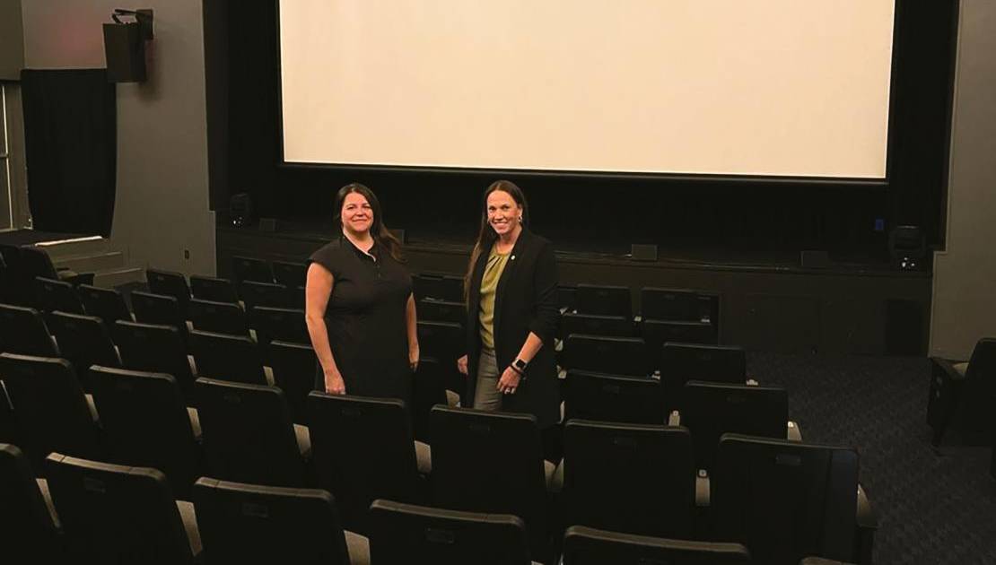 Cynthia Lamontagne, directrice générale d’ADLS, et Julie Naud, directrice générale de la Caisse Desjardins de la MRC de Montmagny. (Photo de courtoisie)