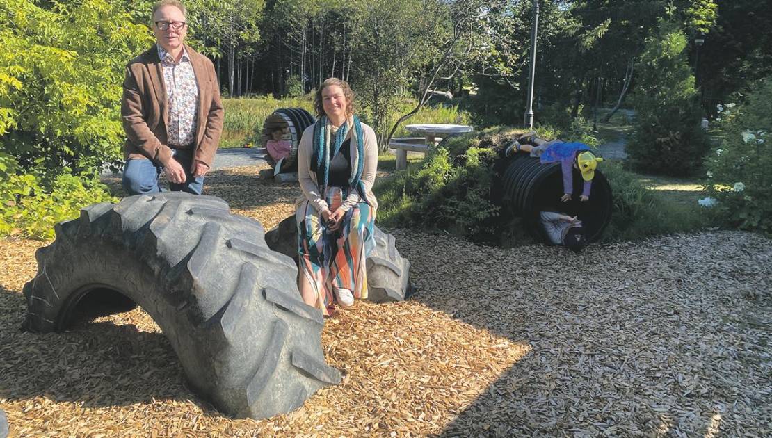 Le maire de Montmagny, Marc Laurin, en compagnie de la conseillère municipale du district et de ses enfants, Gabrielle Brisebois. (Photo de courtoisie)