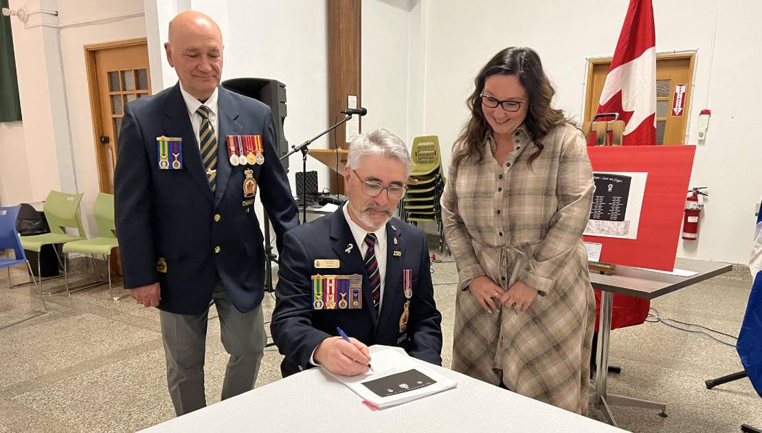 De gauche à droite : le vice-président Constant Rosa, le président Michel Gagnon et Audrey Boulet Lavoie de Lavoie Monuments. Crédit photo : Édouard Bérubé.