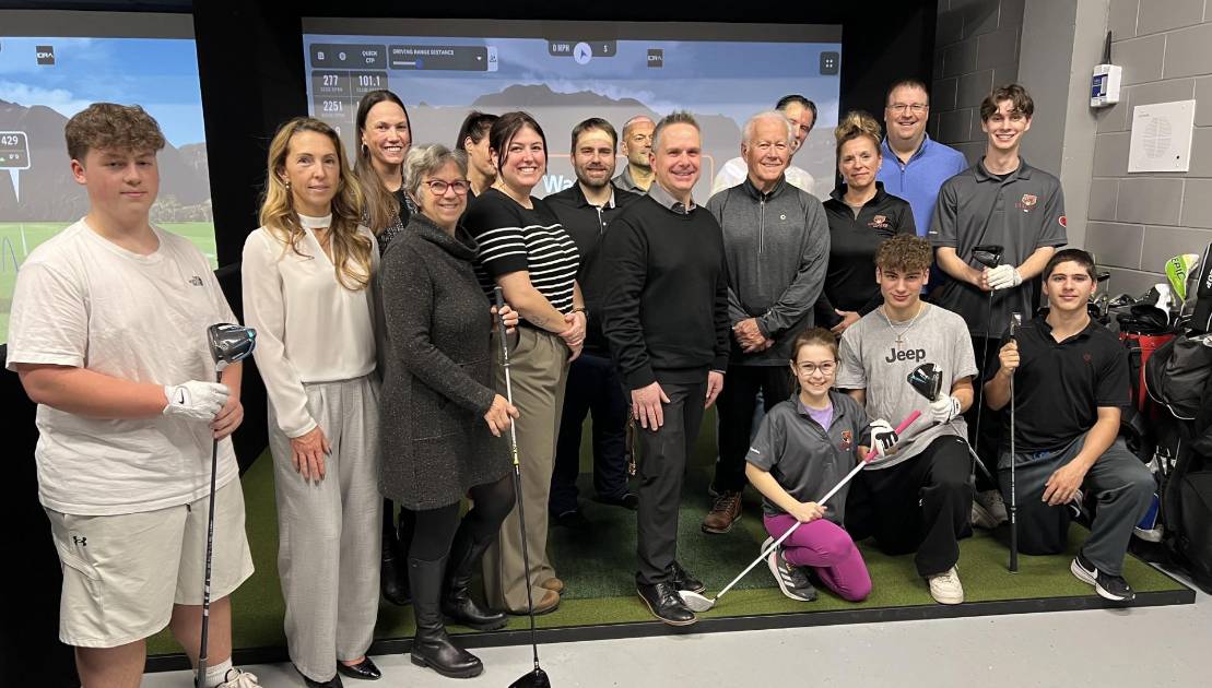 Les partenaires, membres de la direction et joueurs de golf des Grizzlys de l’École secondaire Louis-Jacques-Casault lors de l’inauguration des deux simulateurs de golf. Crédit photo : Édouard Bérubé.