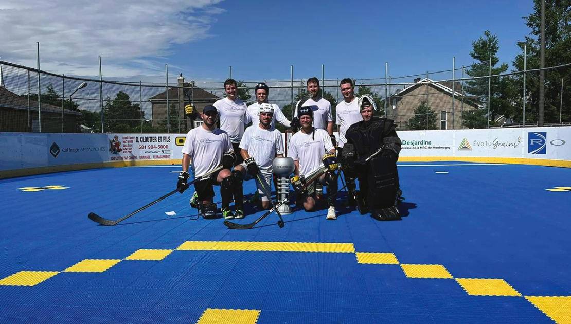 Les joueurs des Aménagements Bloom avec le trophée. (Photo de courtoisie).