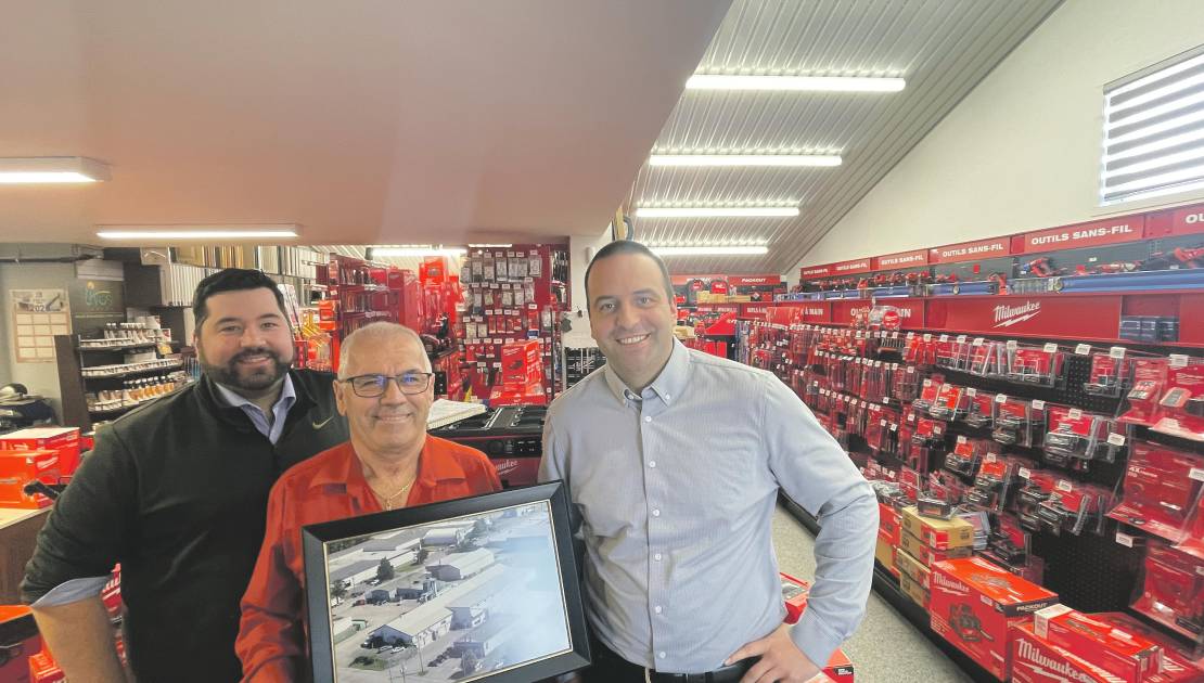 Gilles Coulombe entouré des deux nouveaux propriétaires.