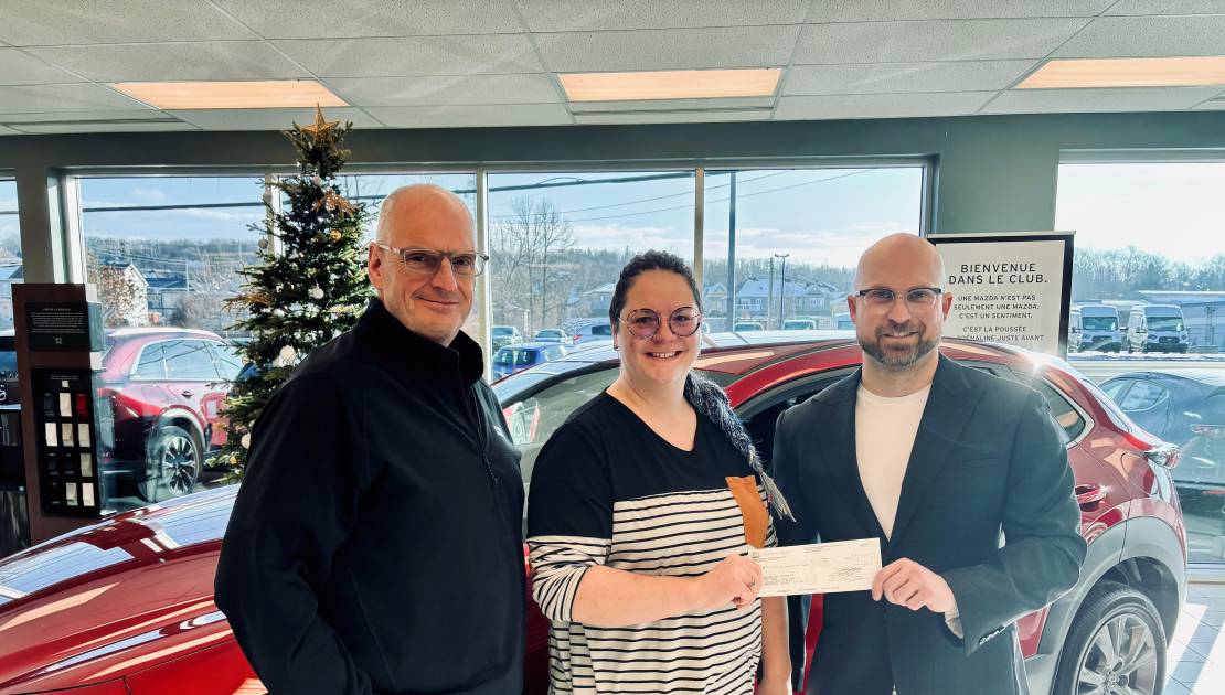 Jessy Croteau et Élise Barbeau, président et directrice générale de la Maison des jeunes, accompagnés de Kevin Michaël Levesque, Vice-président de Montmagny Mazda. (Photo de courtoisie)