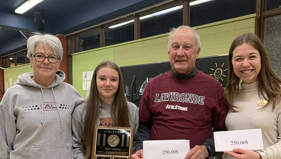 Nicole Rouleau, Coralie Canuel, Michel Lamarche et représentant la pharmacie Jean Coutu, et Béatrice Morency, copropriétaire. (Photo de courtoisie)