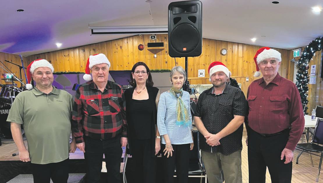 Les deux organisateurs, Lionel Lepage et Jonathan Blouin, en compagnie des bénévoles du Gala amateur de Berthier-sur-Mer. Crédit photo : Édouard Bérubé.