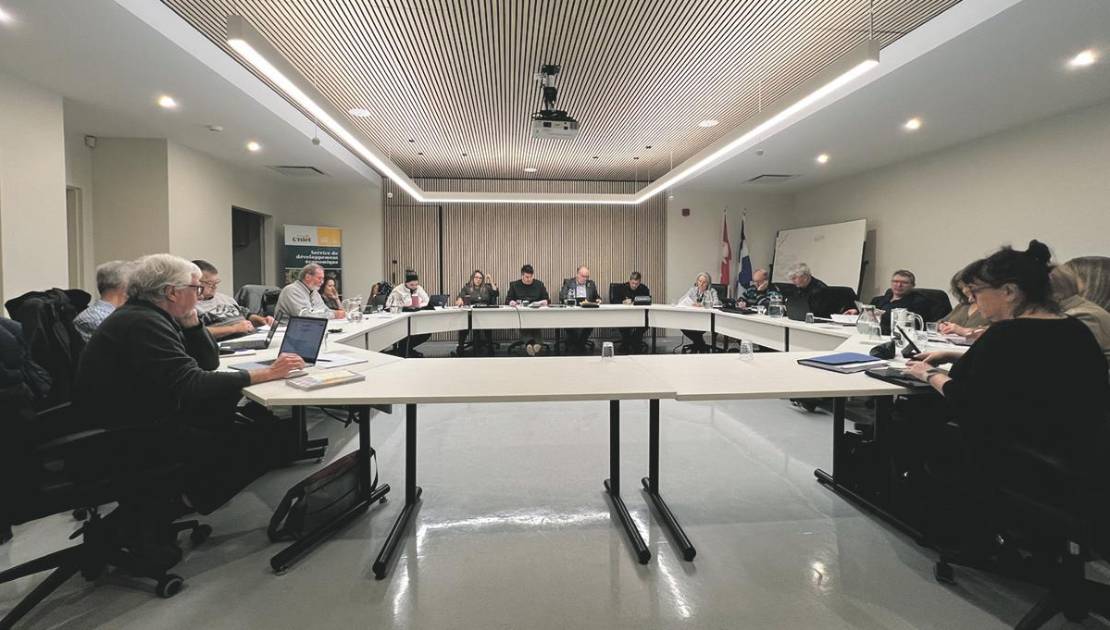 Le conseil de la MRC de L’Islet lors de la soirée du 26 novembre 2025. Crédit photo : Édouard Bérubé.
