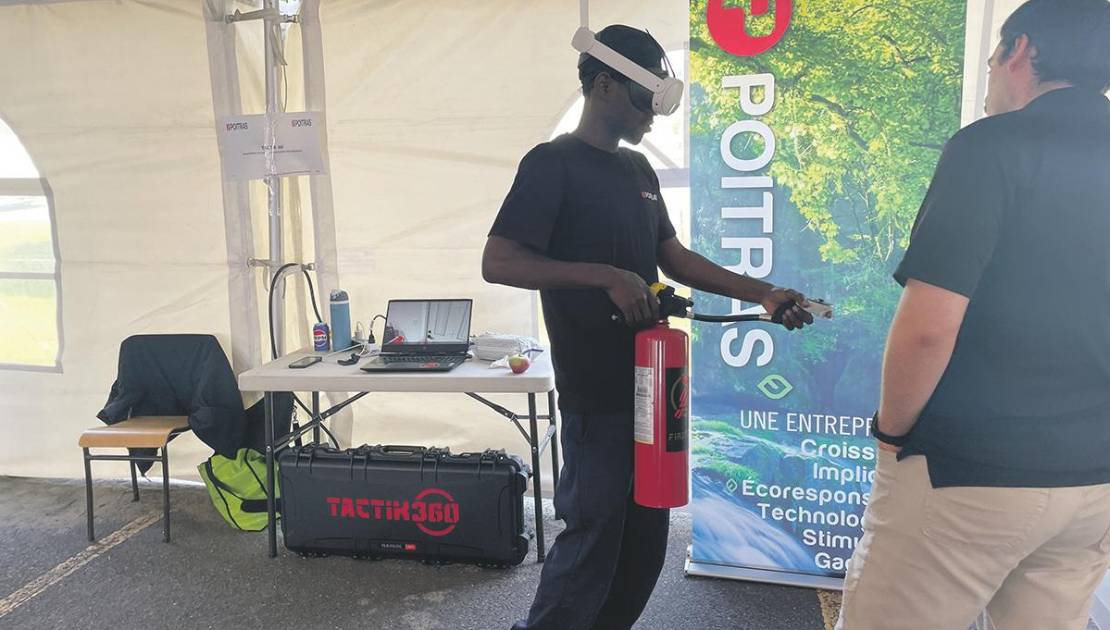 Un employé essaie d’éteindre un incendie via la réalité virtuelle. (Photo: Jasmin Guillemette)