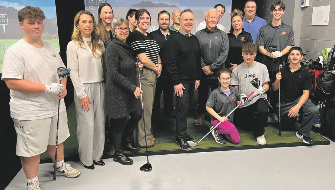 Les partenaires, membres de la direction et joueurs de golf des Grizzlys de l’École secondaire Louis-Jacques-Casault lors de l’inauguration des deux simulateurs de golf. Crédit photo : Édouard Bérubé.