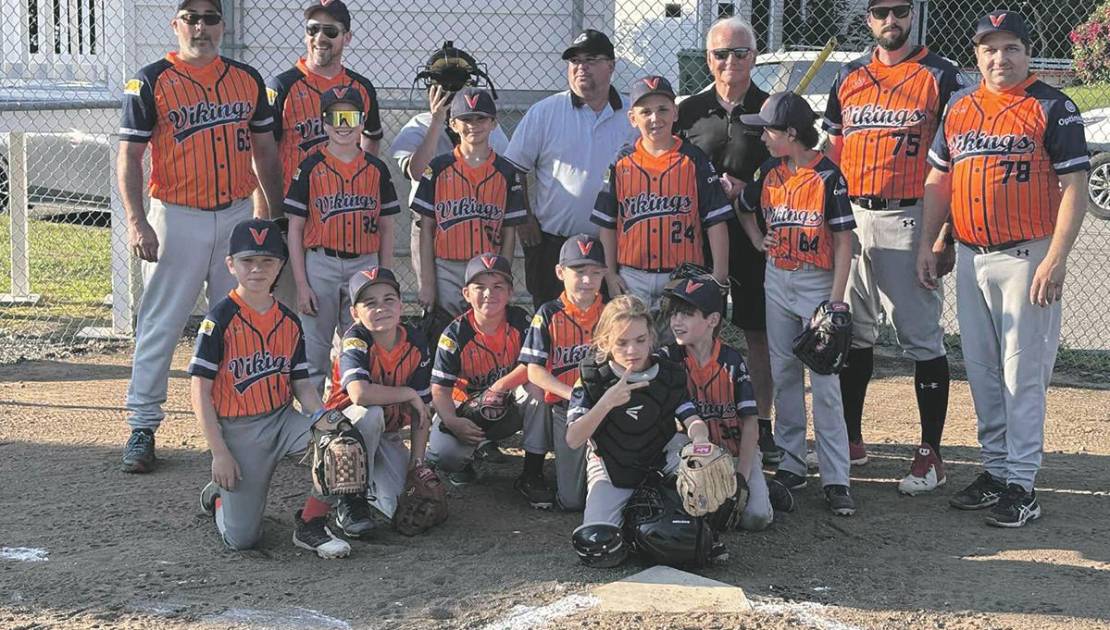 Les nouveaux chandails et équipements de receveur des Vikings. (Crédit photo : Association de baseball de la Côte-du-Sud).