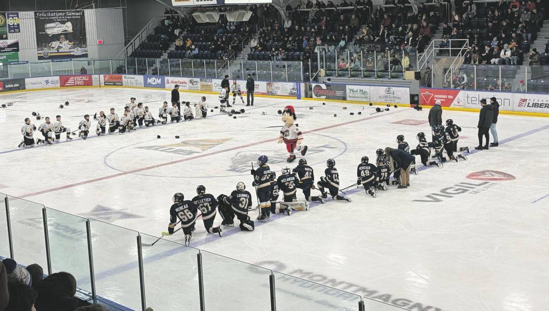 Les deux équipes des Alliés M13 B lors de la remise des médailles. Crédit photo : Gabrielle Brisebois.