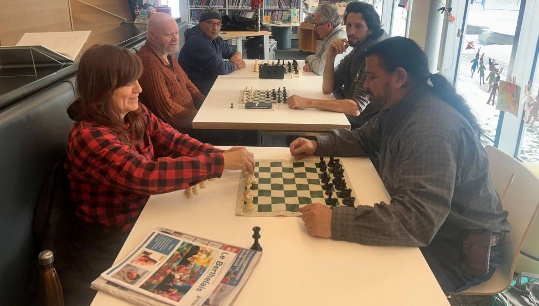 Un nouvel élan pour les échecs à la bibliothèque