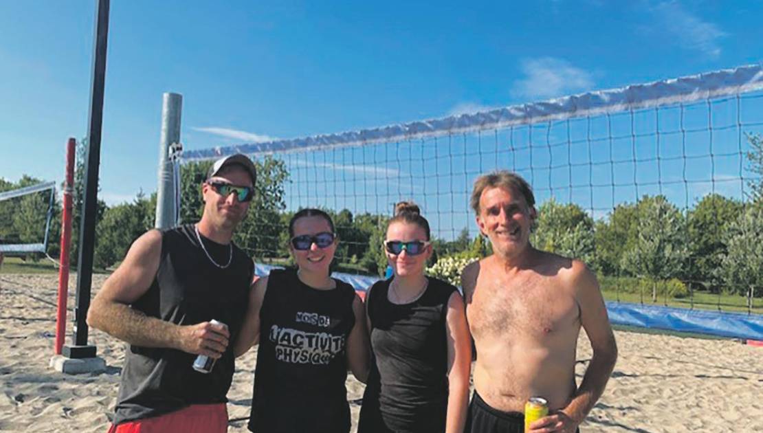 L’organisateur Denis Journeault à droite en compagnie de son équipe. Crédit photo : Denis Journeault.