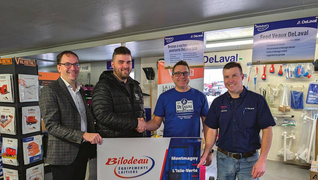 Michel Delisle, vice-président du conseil d’administration de IEL, Vincent Nadeau-Morissette, président-directeur général d’IEL, Étienne Roy et Jérôme Thibault d’Équipements laitiers Bilodeau. (Photo de courtoisie)